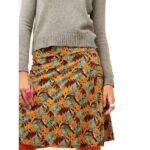 Φούστα 3/4 μίντι με μπάσκα και ελαστική μέση σε γκρί χρώμα με σχέδιο φθινοπωρινά φύλλα από βισκόζη της ισπανικής εταιρίας Xantik