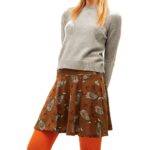 Μίνι φούστα σε καφέ χρώμα με τύπωμα γκρί χαρούμενο πρόβατο από πολυεστέρα της εταιρίας xantik