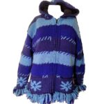 Μπουφάν ζακέτα από 100% μαλλί και επένδυση πολυεστέρα , κουκούλα εξωτερικές τσέπες και κουκούλα σε υπέροχο σχέδιο