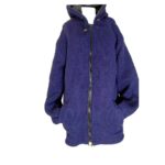 Μπουφάν ζακέτα από 100% μαλλί χειροποίητη με επένδυση πολυεστέρα ,ενσωματωμένη κουκούλα και δύο εξωτερικές τσέπες στα πλάγια. Κλείνει με φερμουάρ.