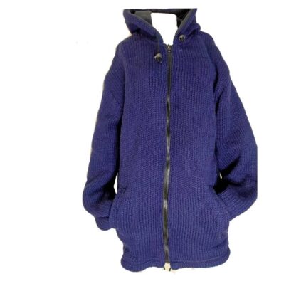 Μπουφάν ζακέτα από 100% μαλλί χειροποίητη με επένδυση πολυεστέρα ,ενσωματωμένη κουκούλα και δύο εξωτερικές τσέπες στα πλάγια. Κλείνει με φερμουάρ.