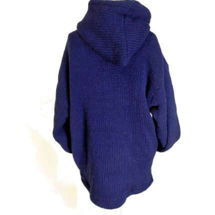 Μπουφάν ζακέτα από 100% μαλλί χειροποίητη με επένδυση πολυεστέρα ,ενσωματωμένη κουκούλα και δύο εξωτερικές τσέπες στα πλάγια. Κλείνει με φερμουάρ.