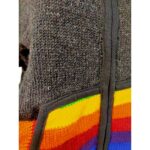 Μπουφάν ζακέτα από 100% μαλλί με εσωτερική επένδυση πολυεστέρα σε μαύρο και πόλυχρωμα μοτίβα με κουκούλα και φερμουάρ