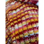 Μπουφάν ζακέτα από 100% μαλλί σε πορτοκαλί και κίτρινο χρώμα με επένδυση φλις , κουκούλα ενσωματωμένη ,τσέπες εξωτερικές στα πλάγια .Κλείνει με φερμουάρ.