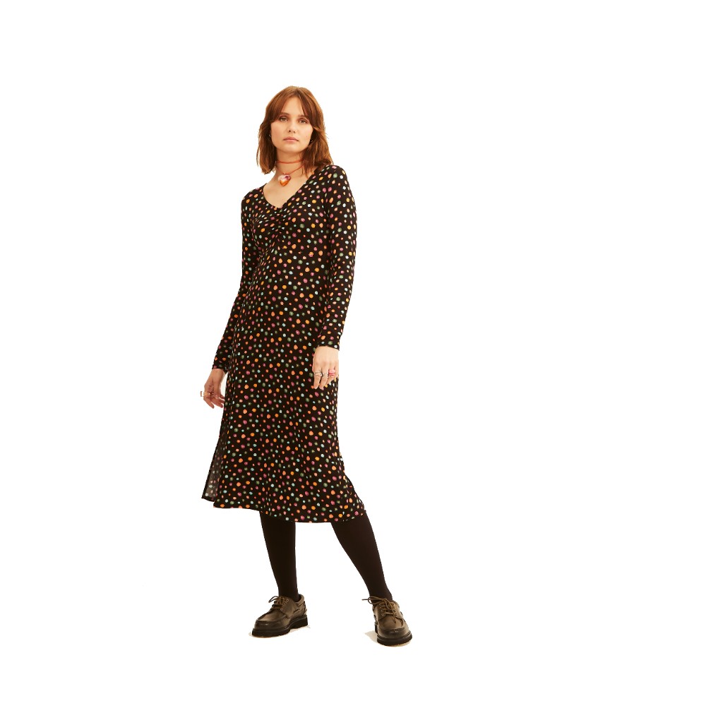 Φόρεμα μακρύ σε μαύρο χρώμα με ανοιχτή λαιμόκοψη και σχέδια πουά πολύχρωμα με αστεράκια από βισκόζη και ελαστάν Φόρεμα μακρύ σε μαύρο χρώμα με ανοιχτή λαιμόκοψη και σχέδια πουά πολύχρωμα με αστεράκια από βισκόζη και ελαστάν