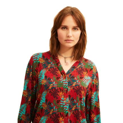 Πουκάμισο με μακρύ μανίκι και λάστιχο μανσέτα κουμπιά και V λαιμόκοψη σε μπορντό χρώμα και τύπωμα τροπικά φύλλα