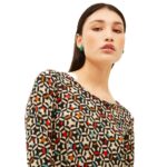 Μπλούζα με μακρύ μανίκι σε λευκό χρώμα και τύπωμα σχέδια από καλειδοσκόπιο με λαιμόκοψη χαμόγελο από πολυεστέραcolors print shirt