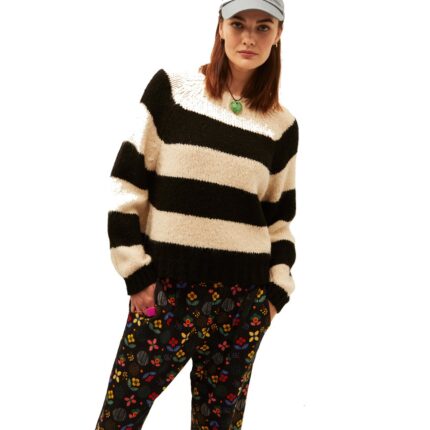 Παντελόνι σε ίσια γραμμή με ελαστική μέση και τσέπες σε μαύρο χρώμα και σχέδιο λουλούδια