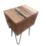 Κομοδίνο από ανακυκλωμένο ξύλο ακακίας με δύο συρτάρια και μεταλλικά πόδια κατασκευασμένο στην Ινδία