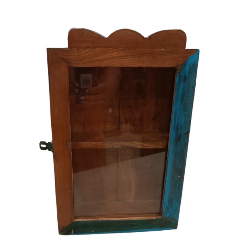 Βιτρινάκι κρεμαστό από ανακυκλωμένο ξύλο με δύο εσωτερικά ράφια σε φυσικό χρώμα και παλαιωμένο φινίρισμα τεχνοτροπίας κατασκευασμένο στην Ινδία