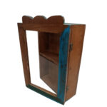 Βιτρινάκι κρεμαστό από ανακυκλωμένο ξύλο με δύο εσωτερικά ράφια σε φυσικό χρώμα και παλαιωμένο φινίρισμα τεχνοτροπίας κατασκευασμένο στην Ινδία
