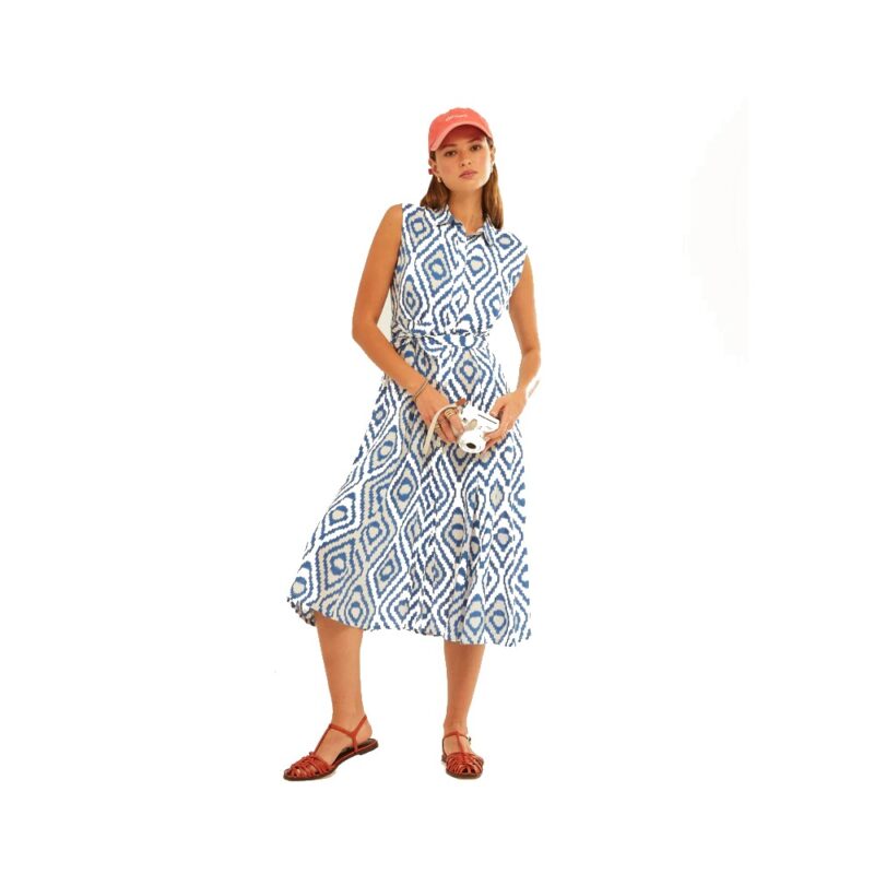 Μακρύ καλοκαιρινό φόρεμα σε μπλε και λευκό χρώμα με κουμπιά και ζώνη με το ίδιο τύπωμα και γιακά. Σύνθεση πολυεστέρα από Ισπανία