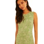 Μίντι ελαστικό φόρεμα σε πράσινο χρώμα με λευκές λεπτομέρειες σε τύπωμα από βισκόζη και ελαστάν με άνοιγμα στο μπροστινό μέρος από Ισπανία